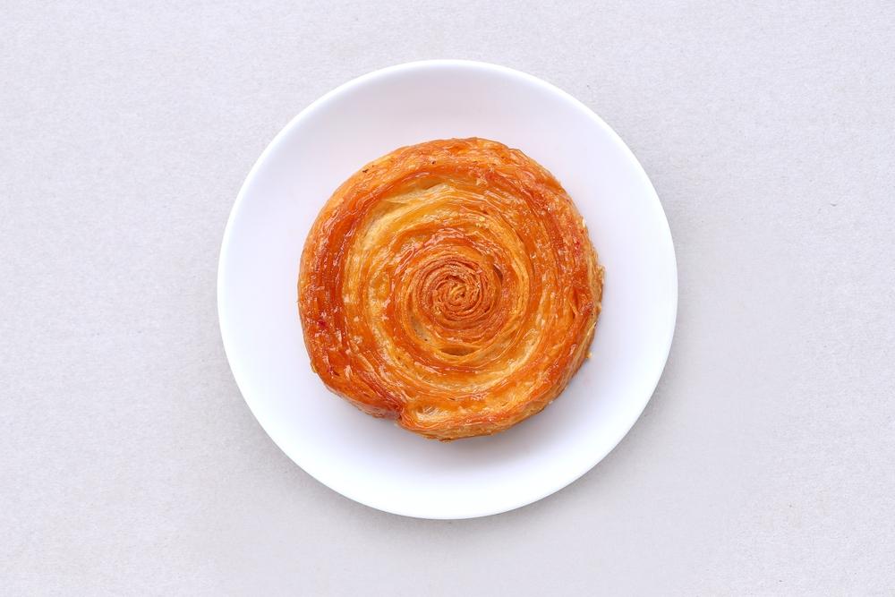 Kouign,Amann,Croissant,Servito,Sul,Piatto,Isolato,Sul,Grigio,Chiaro
