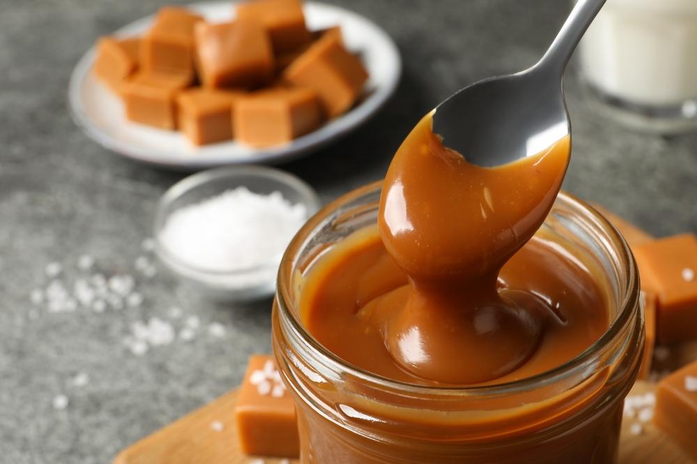 Prendere,Dolce,Caramello,Salato,Con,Cucchiaio,Da,Barattolo,Di,Vetro,Presso