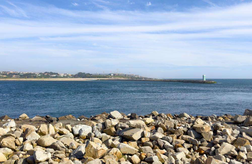 Foz do Douro Küste in Porto, Portugal, mit Leuchtturm und