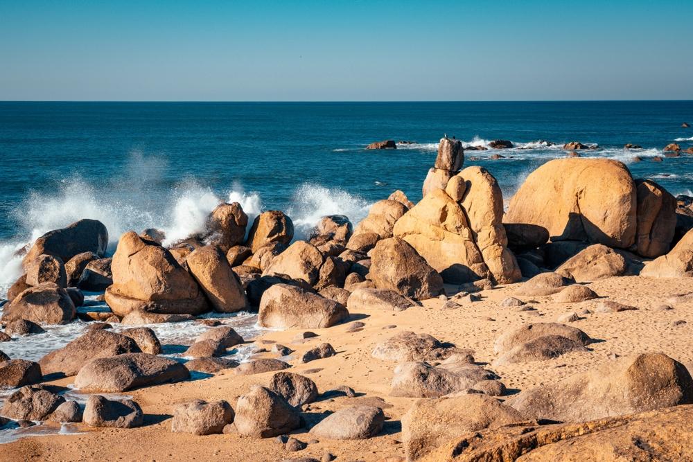 Praia de Lavadores ist ein schöner Strand mit großen Felsen