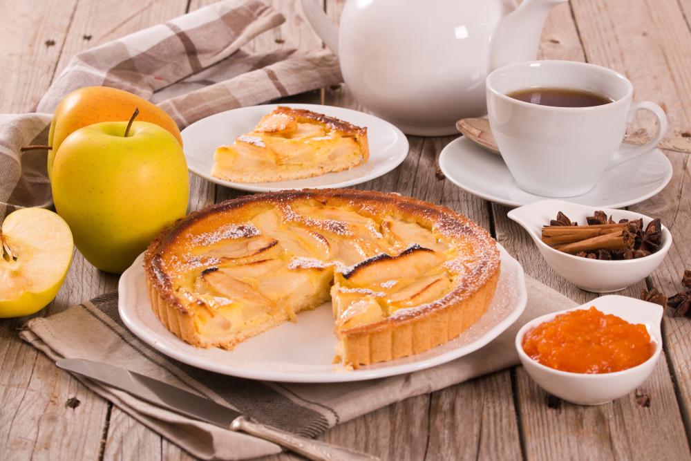 Normannische Torte auf weißem Geschirr