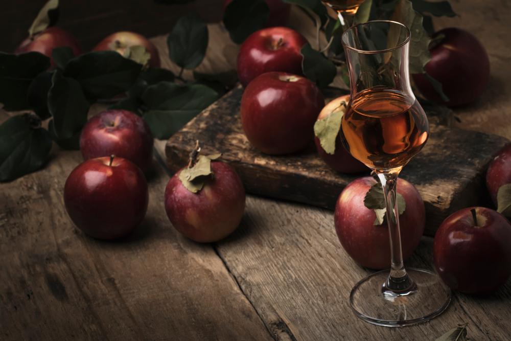 Französisches, starkes, alkoholisches Getränk, Stillleben im rustikalen Stil