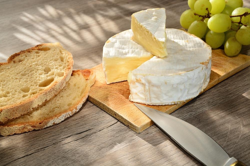Französischer Camembert aus der Normandie, serviert auf einem Holzbrett