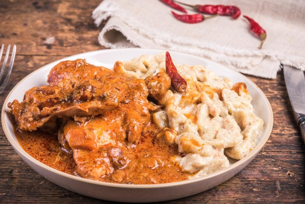 Estofado de pollo húngaro, pollo paprikash con dumplings