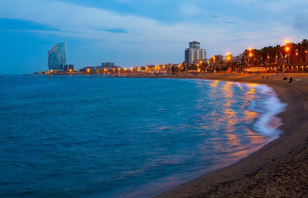 Vista serale della spiaggia di Barceloneta, un vivace