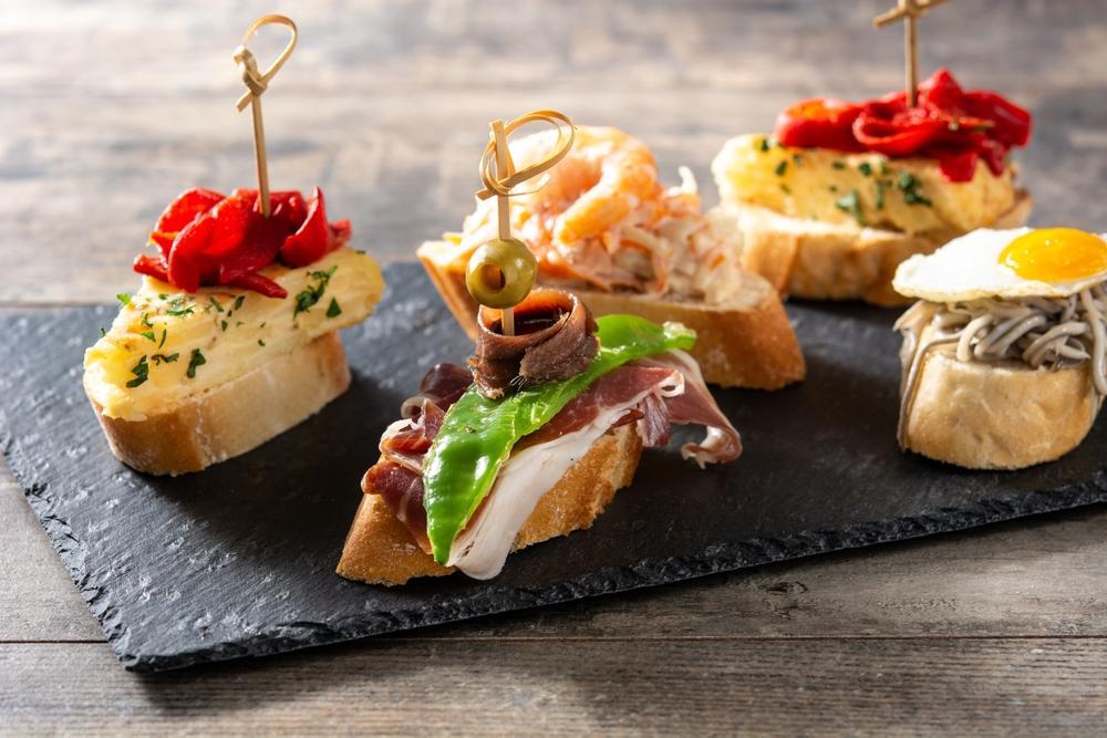 Variedad, de, pintxos, españoles, sobre, mesa, de, madera