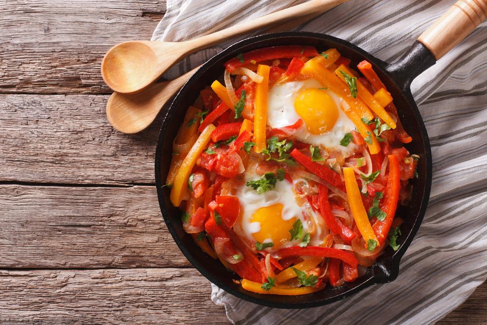 Piperada, vasca, tradicional, con, huevos, primer plano, en, una, sartén, horizontal