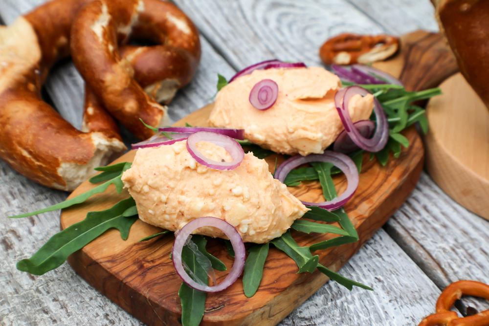 Snack tradizionale bavarese con birra