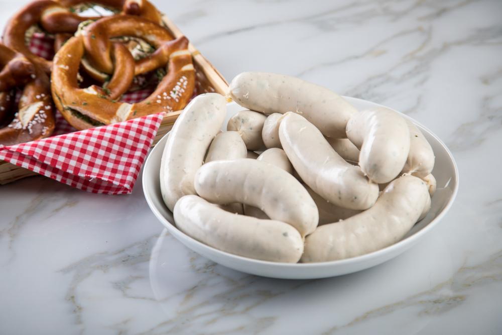 Salsiccia bianca tedesca bavarese cruda su un piatto