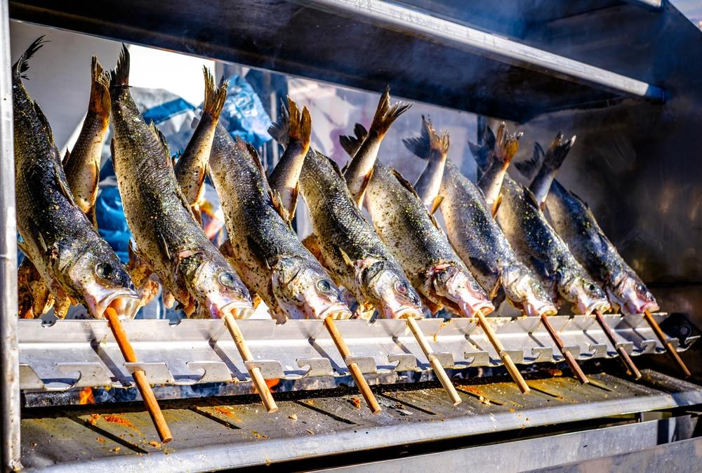 Pesce arrosto bavarese tipico, chiamato "steckerlfisch"