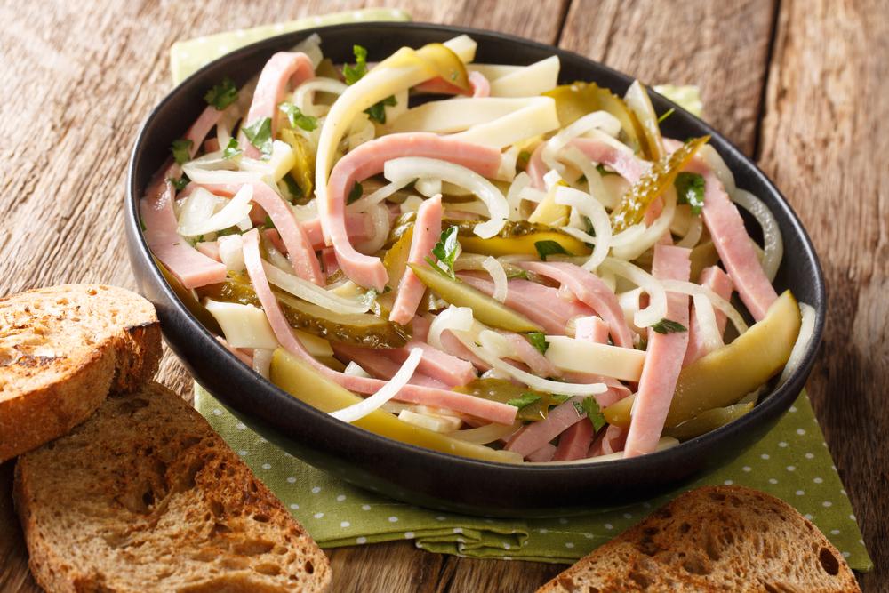 Insalata di salsicce tipica, condita con salsa piccante