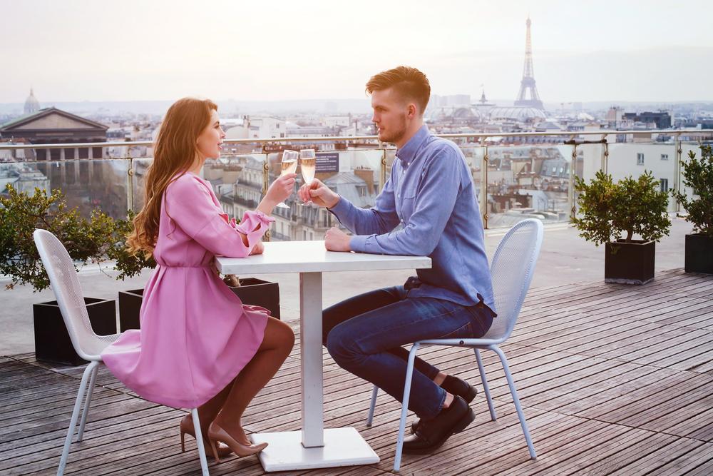 Paar,Champagner, trinken, in, Luxus, Dach, Restaurant, in, Paris, mit