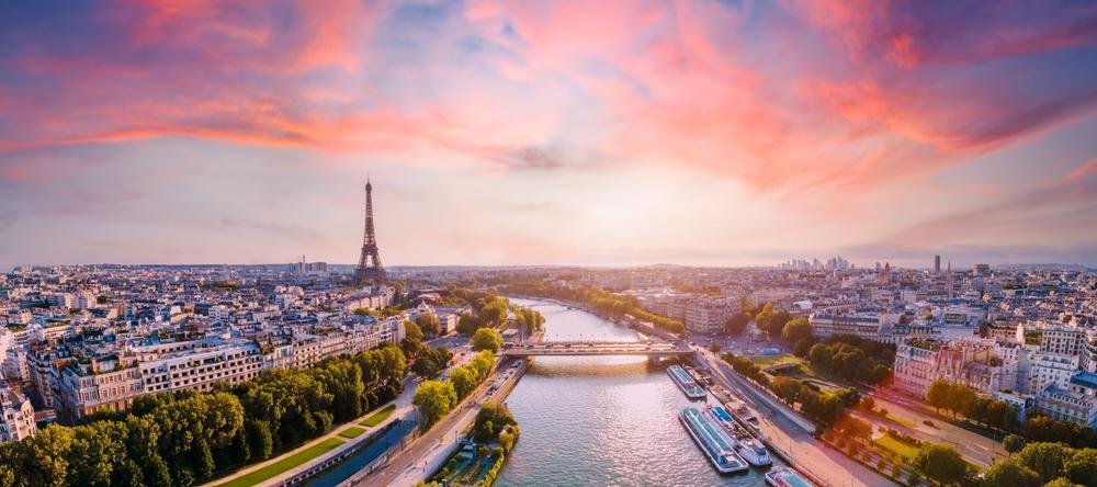 Paris, Luftbild-Panoramablick mit der Seine und dem Eiffelturm, Frankreich.