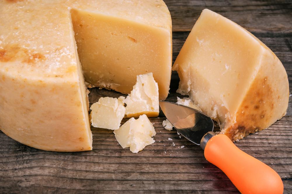 Stücke,von,leckeren,Pecorino,(Parmesan),Käse,mit,spezieller,Messer