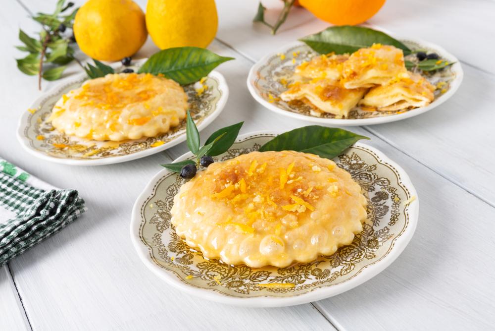 Seadas,,Traditionelles,Sardisches,Dessert,mit,Pecorino,Käse,und,Honig