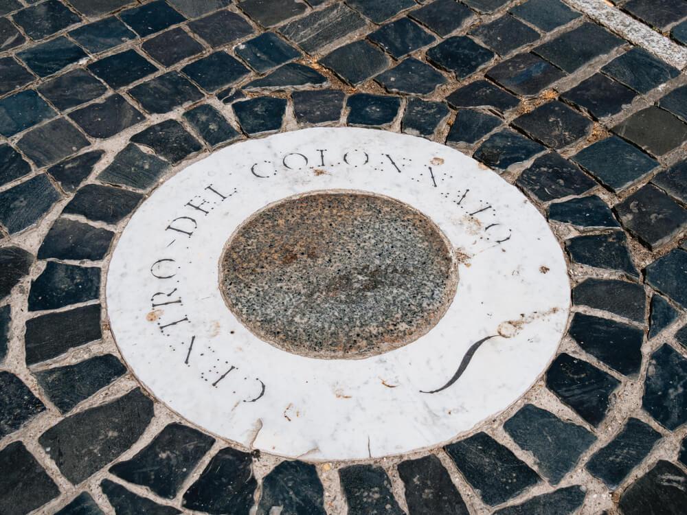 Centro del colonnato Petersplatz Vatikan