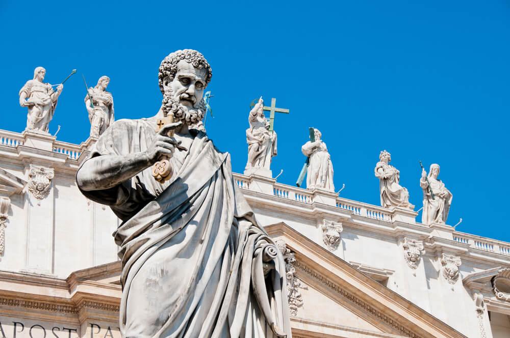 Statue von St. Peter vor der Basilika St. Peter