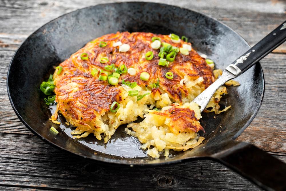 Rösti suizos tradicionales como guarnición con puerro