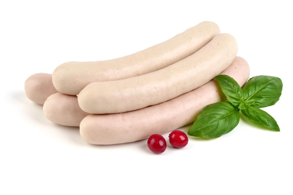 Salchichas blancas de ternera de Múnich, aisladas sobre fondo blanco