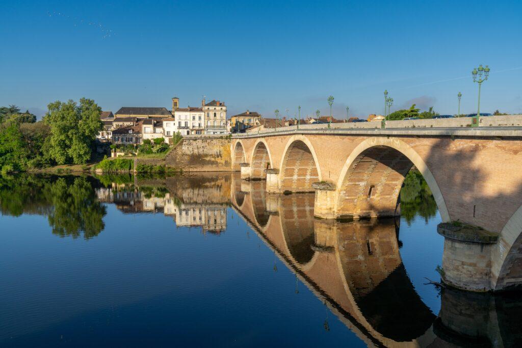 Bergerac, Francia, 11 de mayo de 2022: Vista de la Dordogne