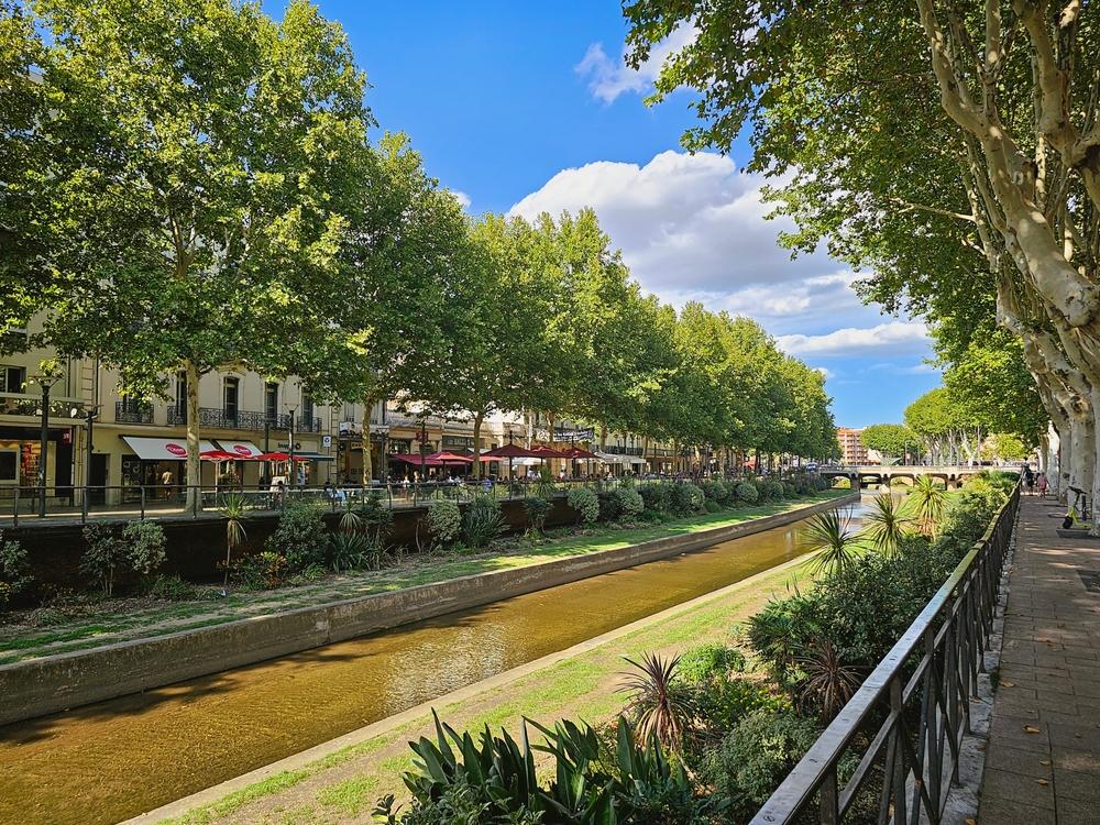 Perpignan, Frankreich, 20. September 2023, schöner Wasserkanal
