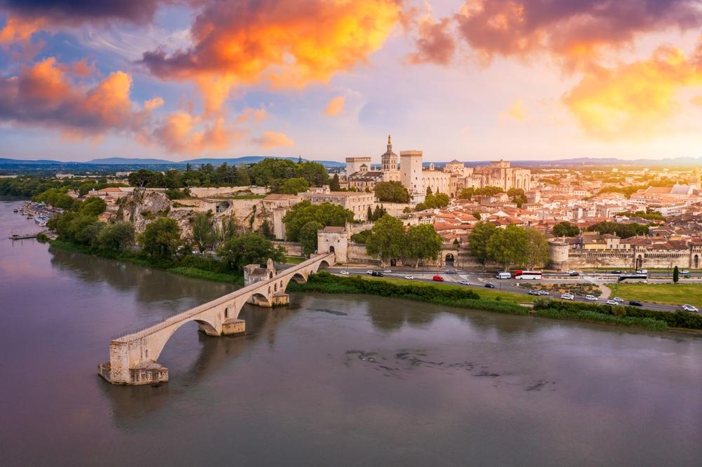Bella vista di Avignone con il famoso ponte Saint-Bénézet, architettura medievale
