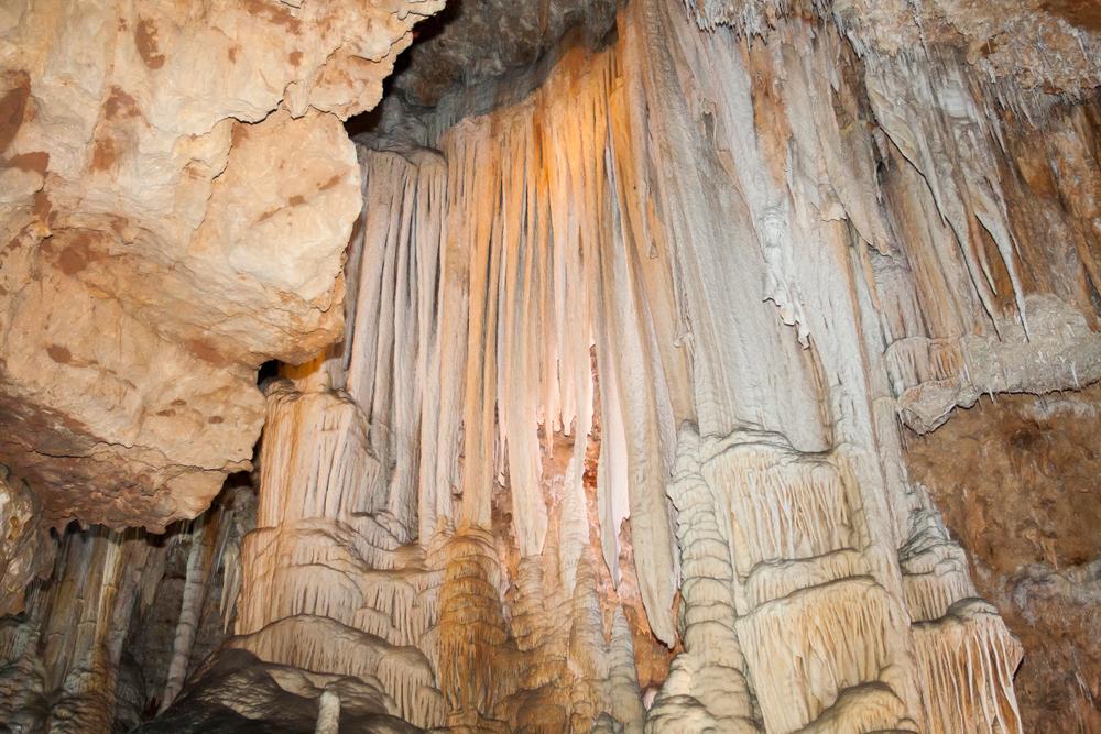 08 10 2018, Hérault, Francia., Stalattiti e stalagmiti, all'interno, della, grotta di Clamouse,