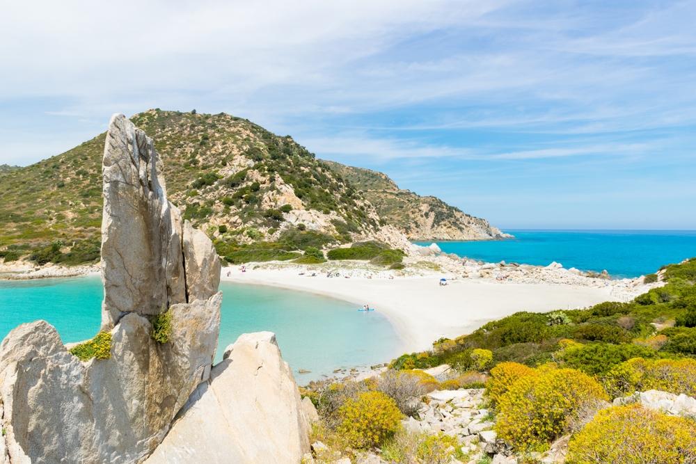 Panoramablick auf den Strand Punta Molentis in Sardinien, Italien