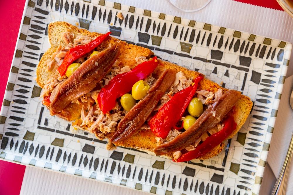 Tradizionale,Spagnolo,Snack,Di,Pane,Tostato,Con,Tonno,Tritato,,Acciuga