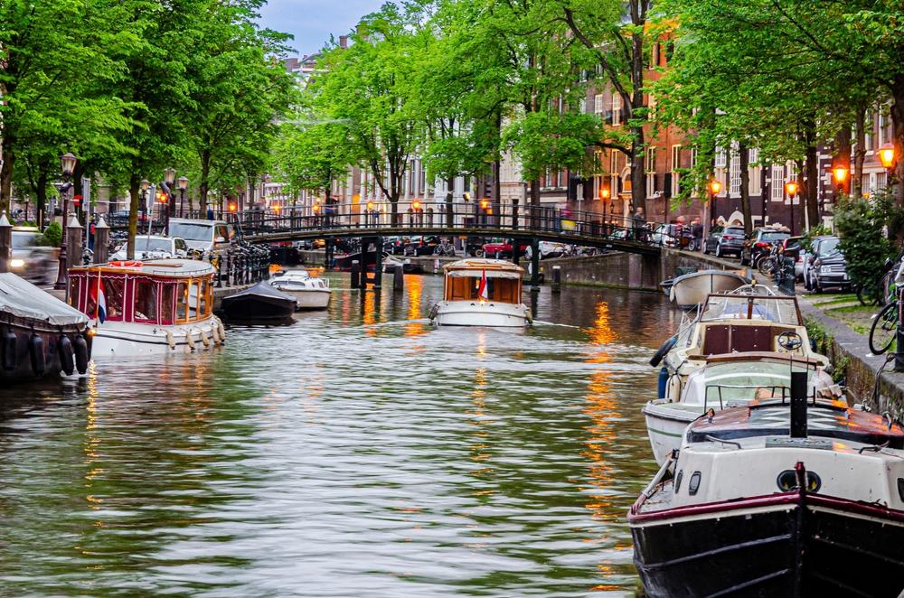 Amsterdam,,Niederlande,,20.Mai,,2016:,Boot,sailing,durch,ein