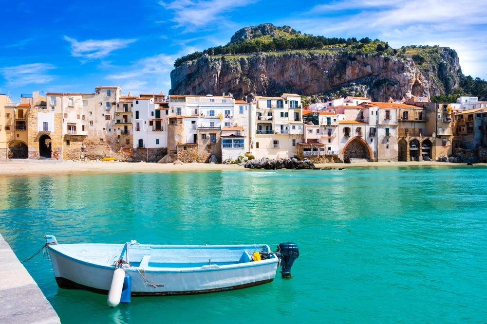 Fischen,Boot,In,Cefalu,,Mittelalterliche,Stadt,Auf,Sizilien,Insel,,Italien.