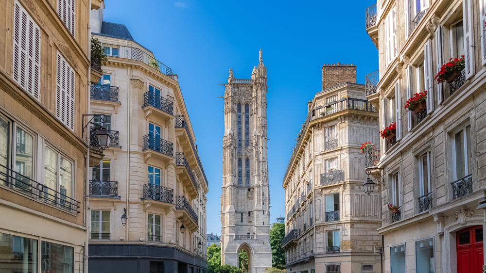 Paris, wunderschönes Gebäude Rue Nicolas Flamel, typische Pariser Fassaden und Fenster