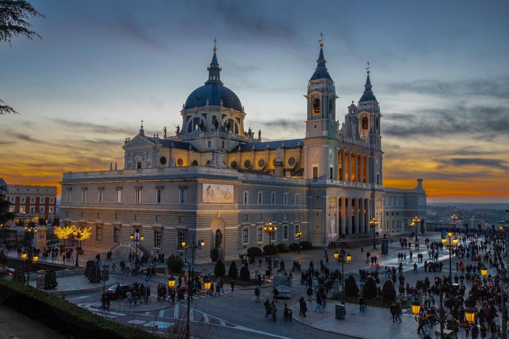 Madrid,,Spagna,28 12 2023,La,Cattedrale,di,Almudena,Durante,un,Tramonto,colorato,