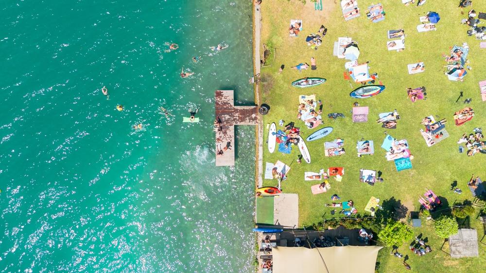 Drohnenansicht über einen Badebereich am Annecy-See