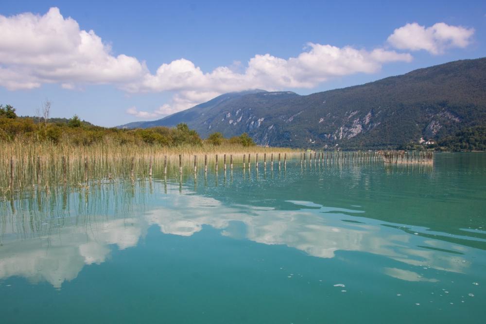 Der Aiguebelette-See ist ein natürlicher See in Frankreich