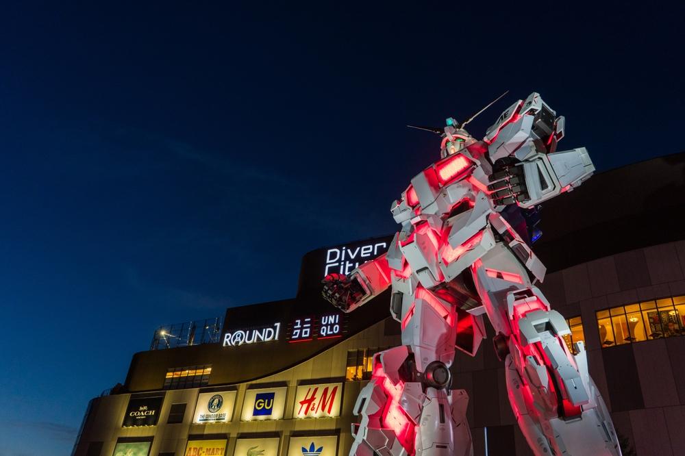 Tokio, Japan, 11.07.2017: Leuchtendes Einhorn Gundam bei Nacht