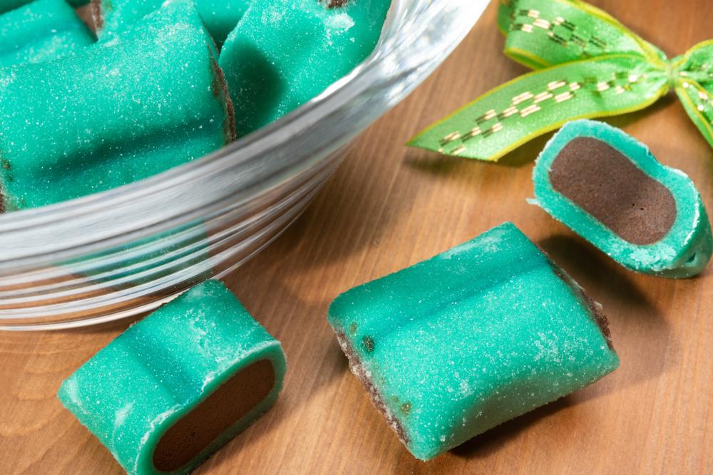 Nahaufnahme von Coussins de Lyon, Marzipan und Schokolade