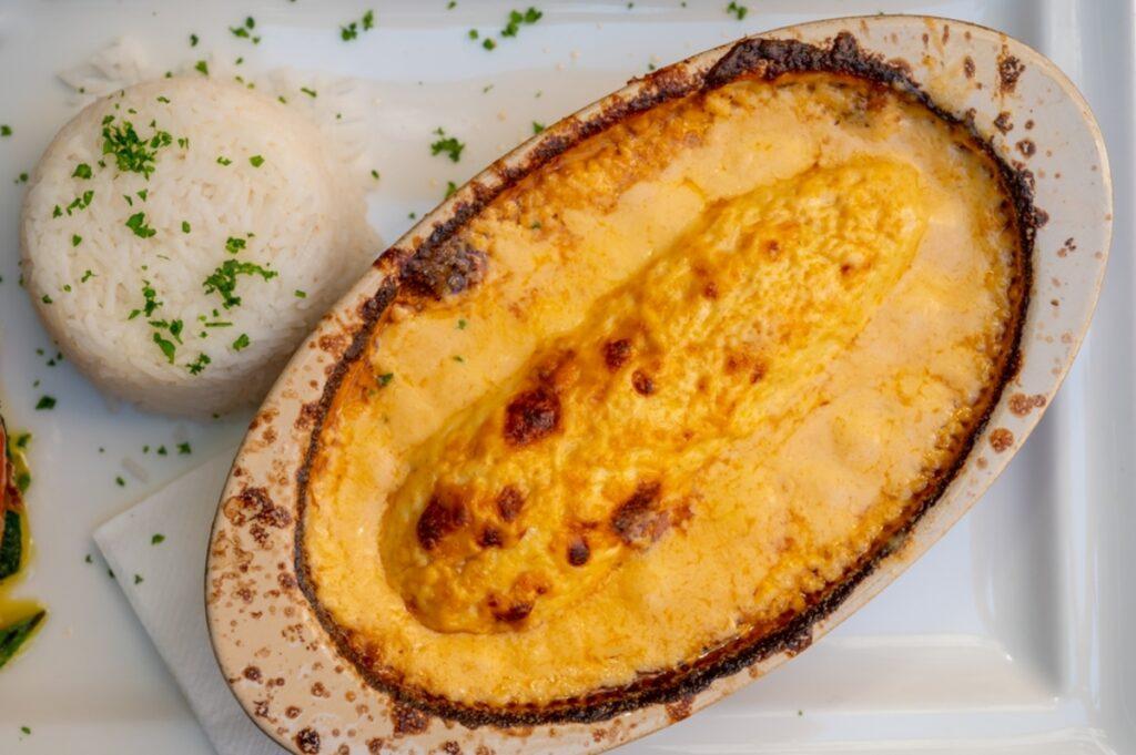 Quenelle, Spezialität von Lyon, oval geformte Knödel gefüllt mitHecht