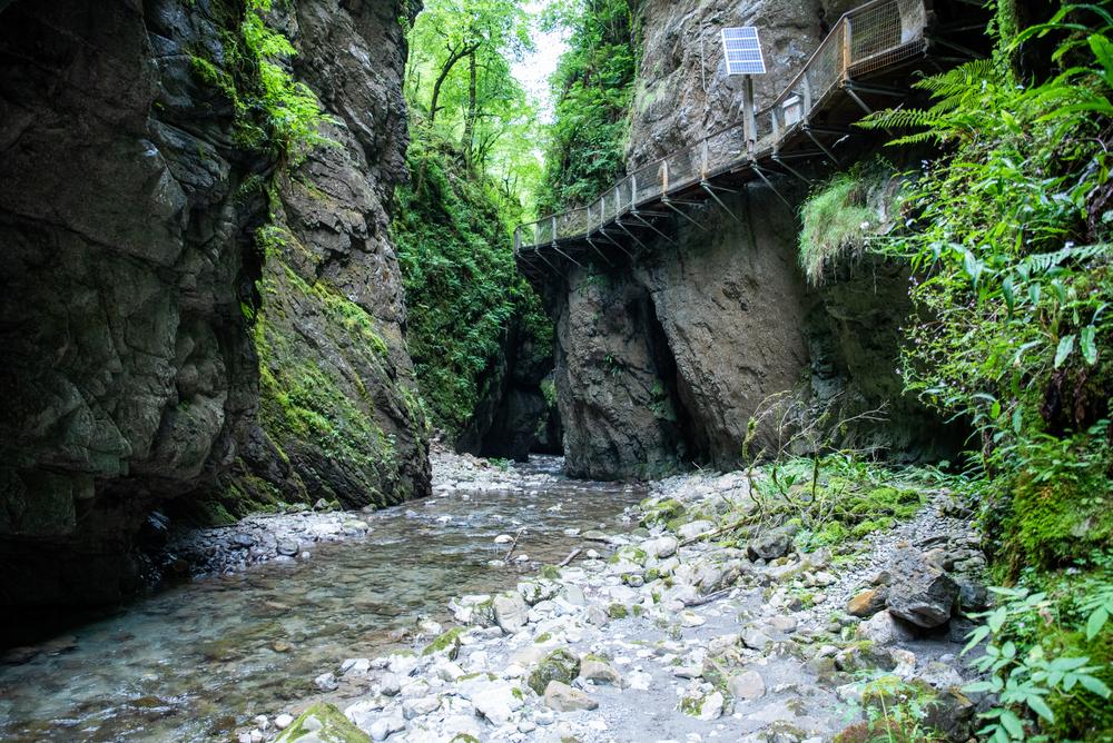 Landschaft_der_Kakoueta-Schluchten,_Schlucht_mit_Fluss_und_Wasserfall