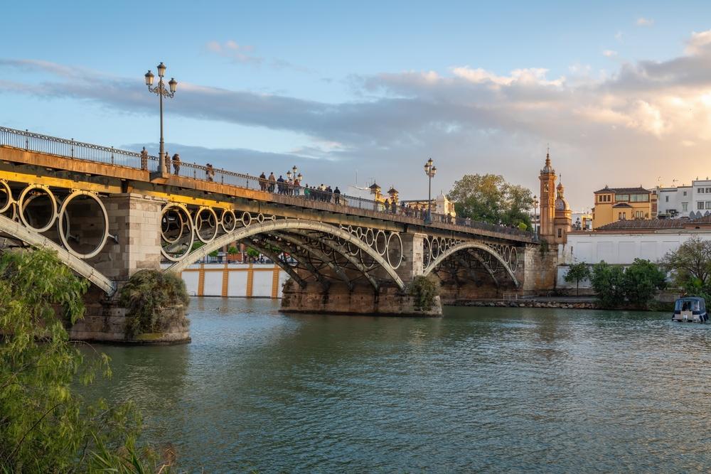 Triana-Brücke (Puente de Triana) und Schloss San Jorge