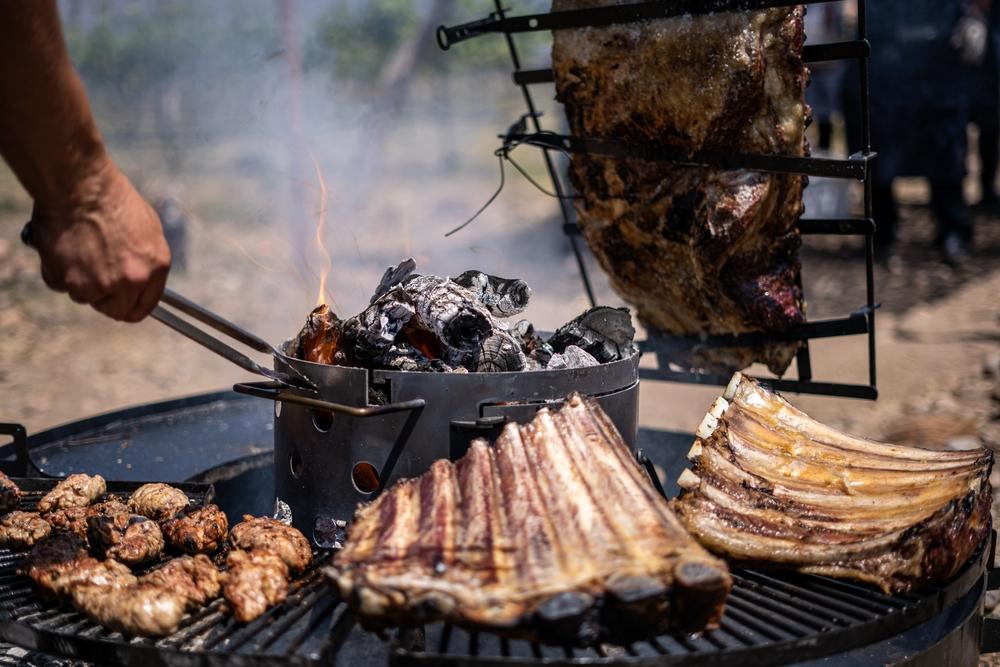 Traditionelle,Argentinische,Rippchen,Gegrillt,Mit,Kohle,Und,Feuer