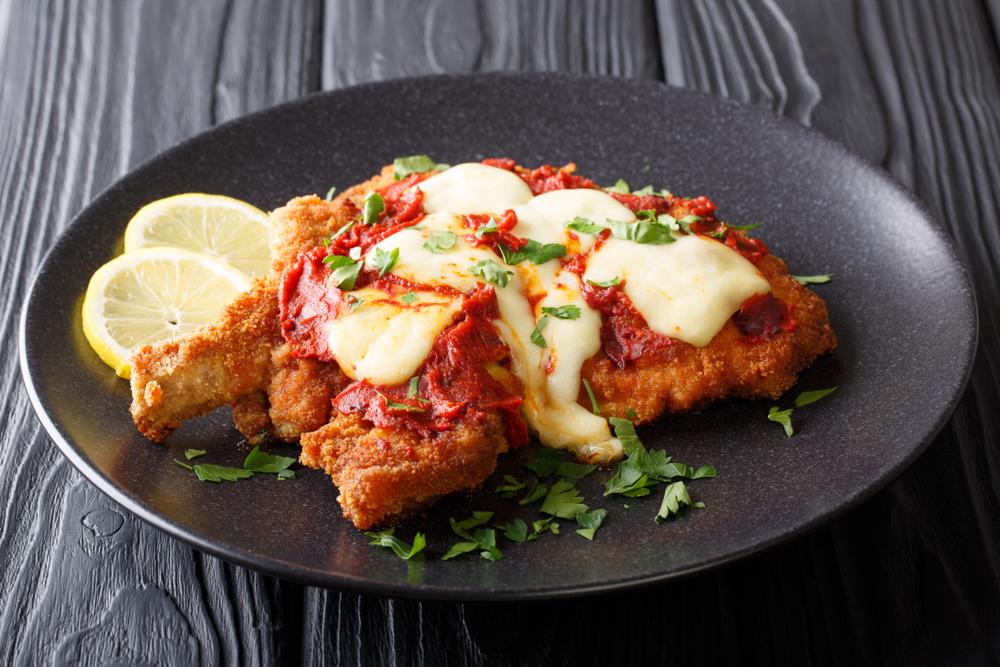 Leckeres,Küchenstück,Mit,Mozzarella,Käse,,Zitronen,Und,Tomatensauce