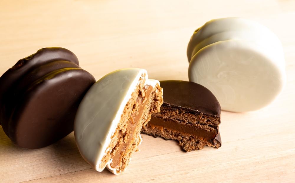 Handwerkliche,Alfajores,Aus,Maisstärke,Mit,Kokosnuss,,Weißer,Schokolade,Und,Dunkler