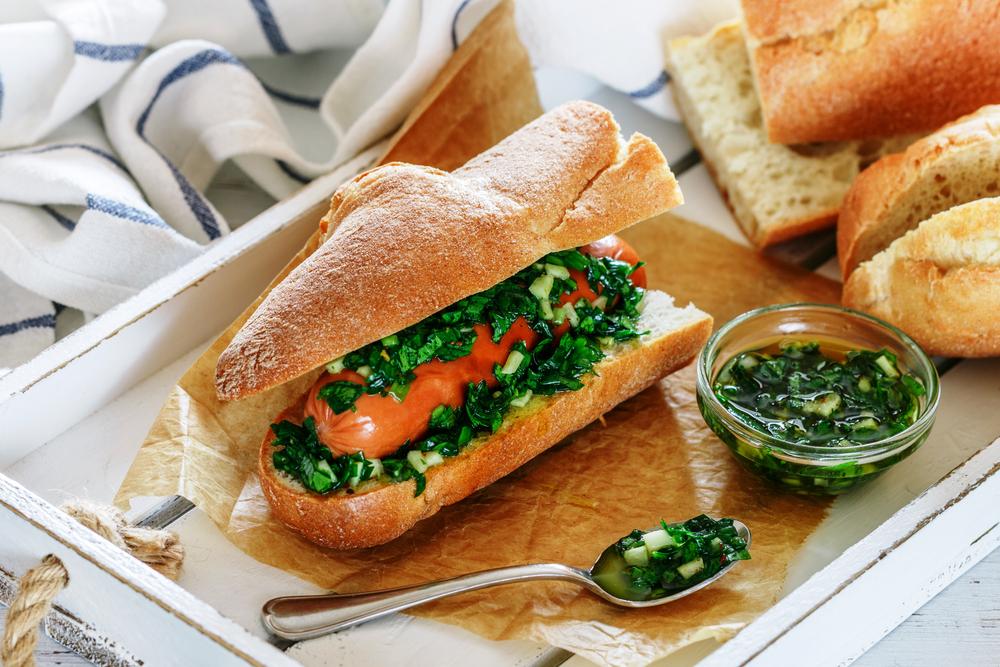 Hausgemachtes,Leckeres,Baguette,Brötchen,Mit,Wurst,Und,Chimichurri,Argentinische,Grün