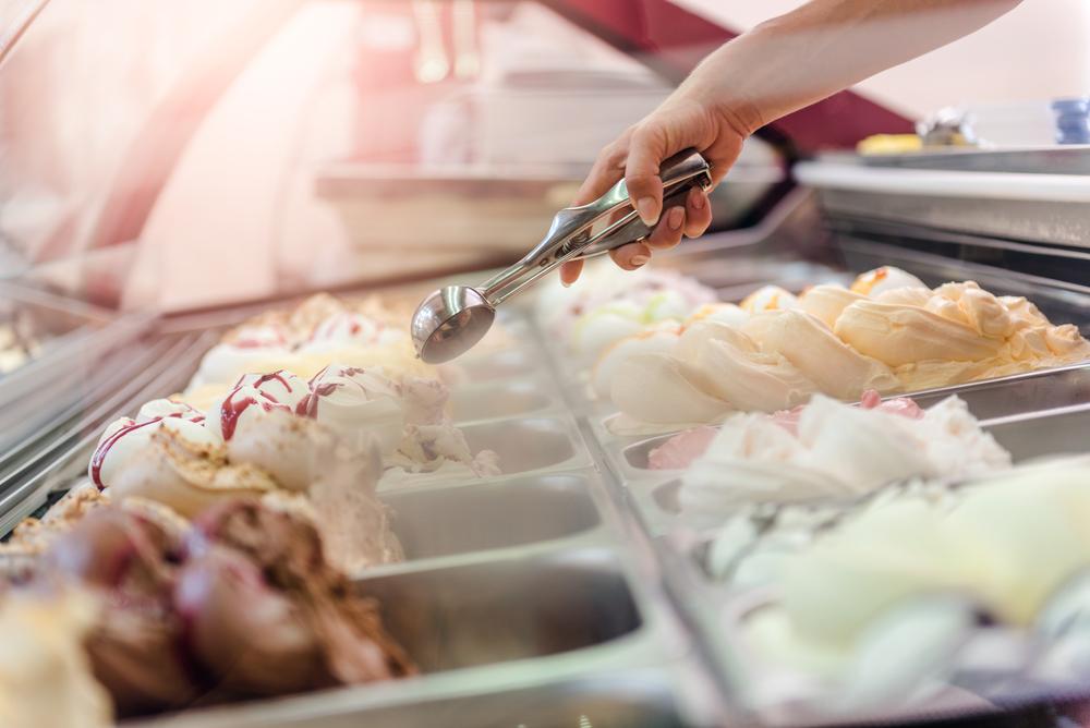 Frau,Serviert,Eis,in,Konditorei,Laden
