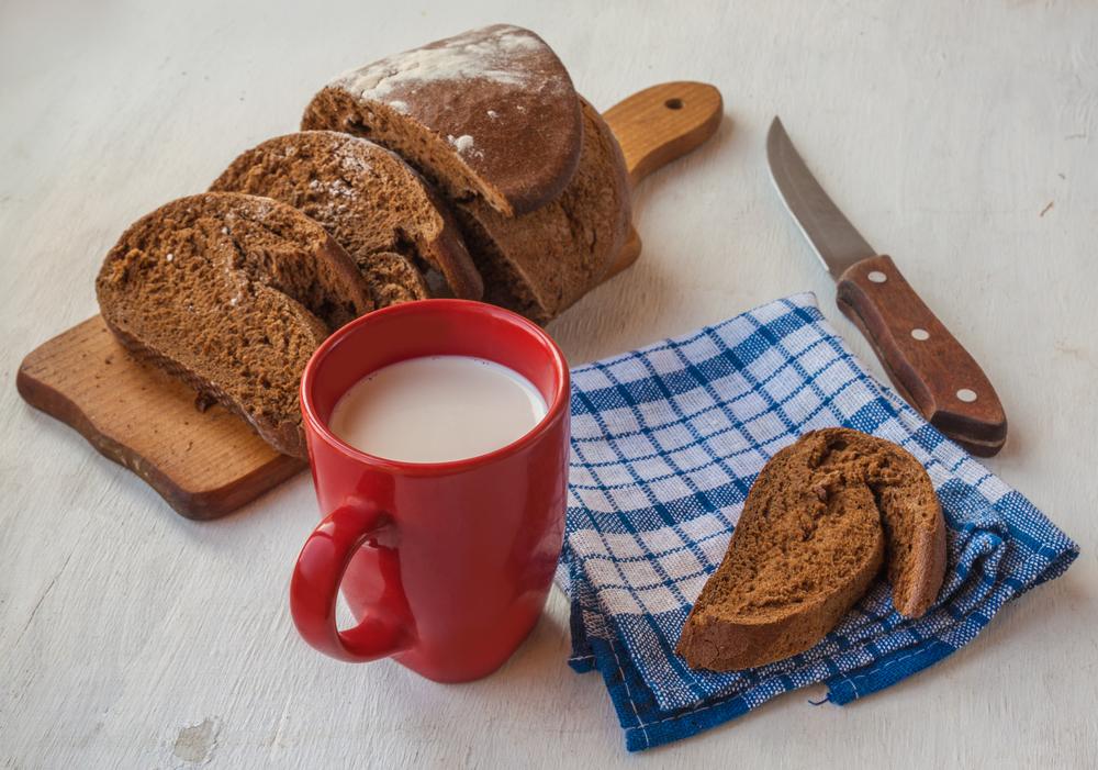 Gebackenes,Roggenbrot,Scheiben,Auf,Einer,Schneidfläche,Und,Rot,