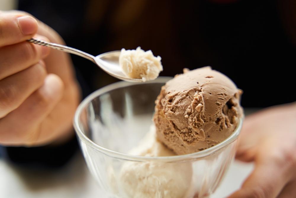 Ein,Mädchen,Isst,Eiscreme,In,Einem,Café