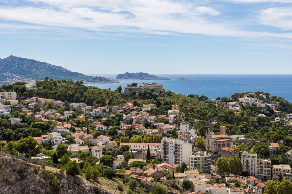 Vista del barrio de Roucas Blanc y del mar