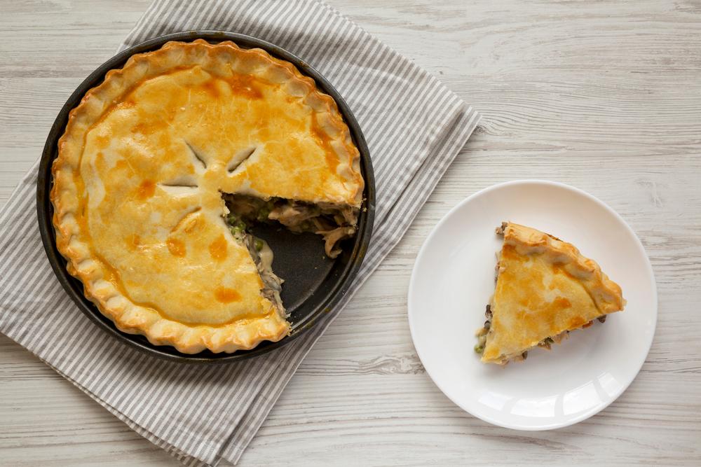 Ein,Stück,Hühnchen,Pastete,Auf,Ein,Weißes,Hölzernes