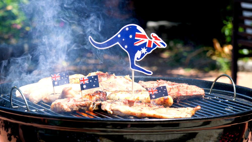 Ikonisches,Australisches,BBQ,Detailaufnahme,Von,Mann,Der,Schweinefleisch,Und,Würstchen,Grillt